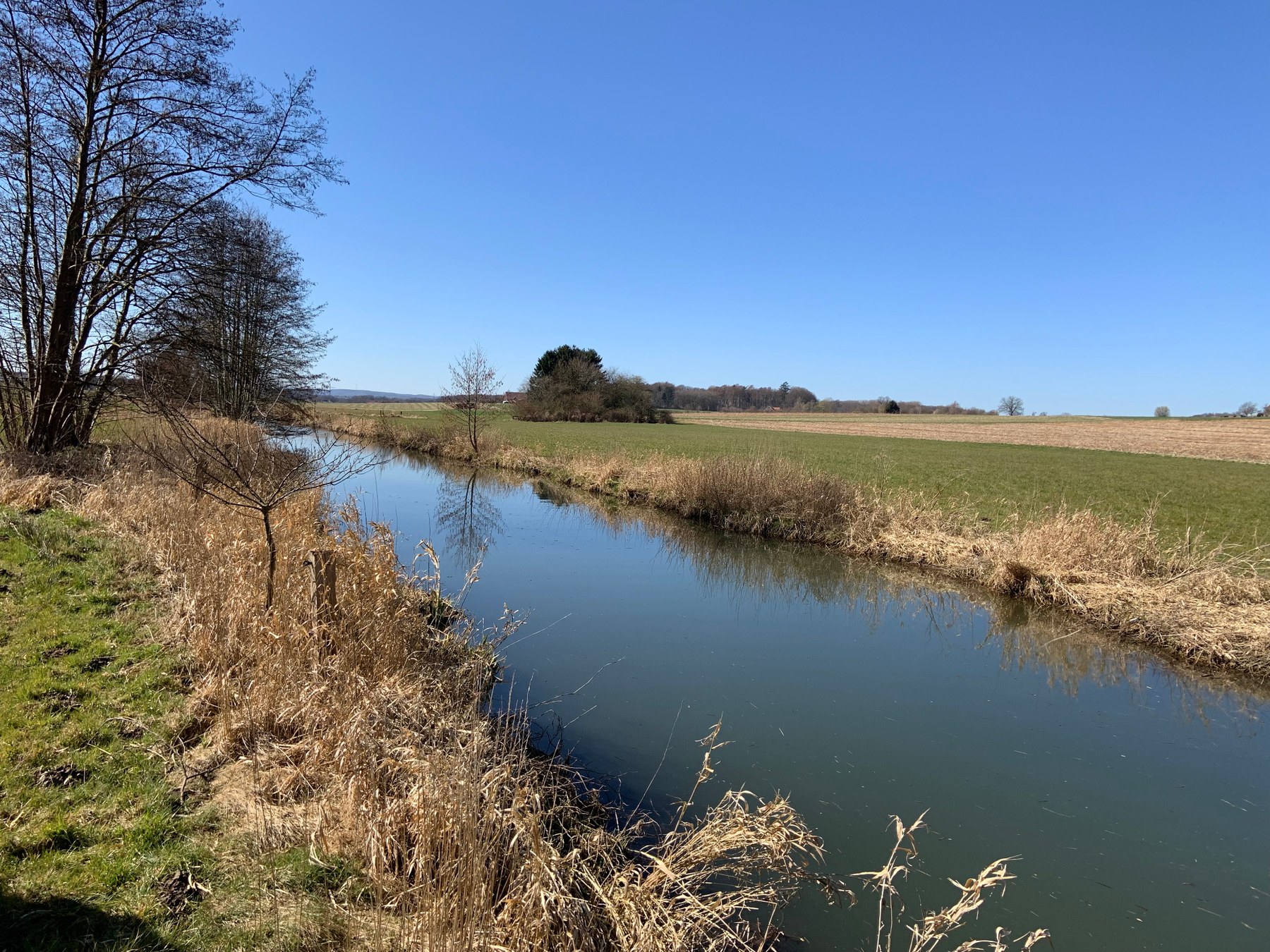 Warmenau oberhalb der Martmühle mit Blick über die offene Landschaft